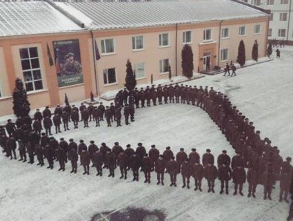 Валентинка в стилі «мілітарі»: курсанти влаштували романтичний флешмоб у Харкові