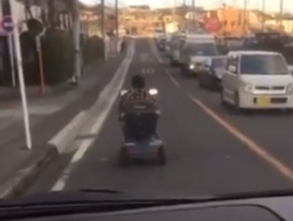 В Японії бабуся на скутері влаштувала грандіозний корок (відео)