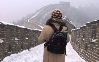 «Туристопад»: Китайська стіна перетворилася на гігантську льодову гірку (відео)