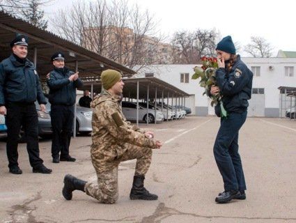 В Одесі атовець освідчився дівчині-патрульній на плацу перед строєм (відео)