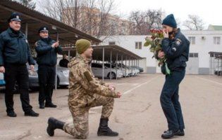В Одесі атовець освідчився дівчині-патрульній на плацу перед строєм (відео)