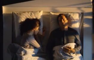 Комфортний сон: у США розробили ліжко, яке відсуває партнерів на свої половини