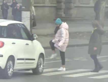 «Перехідний вік»: у Миколаєві підлітки на «зебрі» псували нерви водіям (відео)