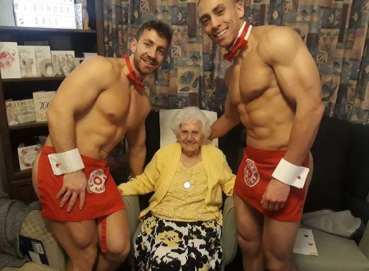 Стриптиз для бабусі: голі офіціанти привітали британку зі 100-річчям (фото)