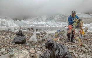 Через гори сміття Китай перекрив шлях на вершину Евереста