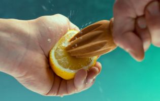 Їжа і сексуальність: еротична «їстівна» реклама заворожує (відео 18+)