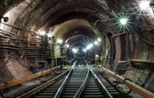 У Харкові підлітки влаштували смертельно-небезпечні розваги в метро (відео)