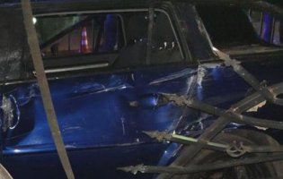 П’яні маневри: у Луцьку Opel наїхав на металевий паркан, електроопору і пошкодив гараж (фото)