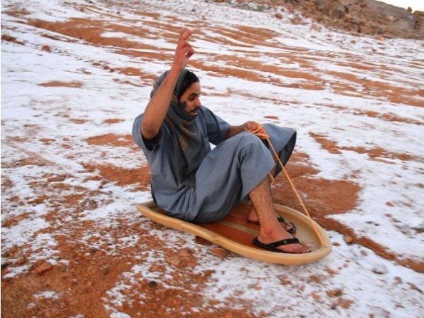 Бедуїни пересіли на санчата: в Саудівській Аравії випав сніг (фото)