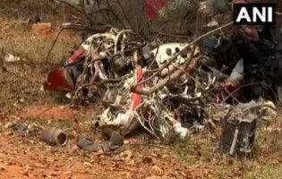 Лоб в лоб: два військових літаки зіткнулися в повітрі (відео)