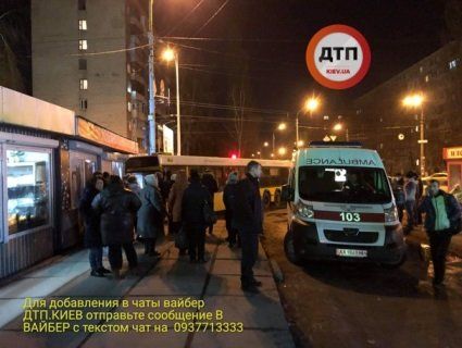 В Києві автобус в’їхав у зоомагазин (відео)