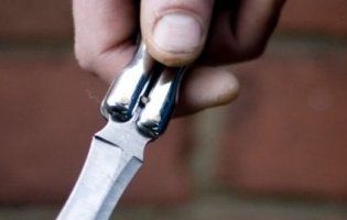 Криваві ревнощі: чоловік завдав 40 ножових ударів дружині та собі