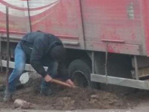 Автохаму довелося відкопувати вантажівку Coca-Cola, припарковану на газоні (фото)