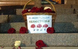 У Києві місця масових розстрілів посипали трояндовими пелюстками (фото, відео)