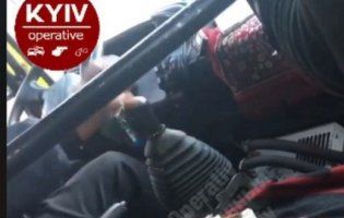У Києві шофер на ходу «поремонтував» маршрутку цеглиною (відео)