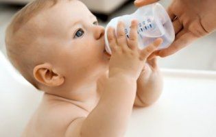 Чим напувати малюка? Лікар Комаровський назвав найкорисніші напої для дітей