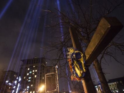 У Києві на честь Героїв Майдану ніч розсіяли Промені гідності (відео)