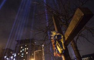 У Києві на честь Героїв Майдану ніч розсіяли Промені гідності (відео)