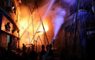 Пекельне полум’я: у страшній пожежі в Бангладеш загинули понад 80 людей (фото)