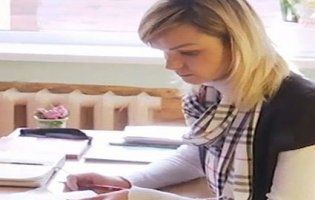 Знімала штанці і підглядала в туалеті: вчительку звинувачують у збоченні