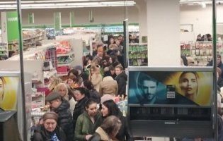 «Халява»: рівняни утворили стовпотворіння в супермаркеті через «ліквідацію» (фото, відео)
