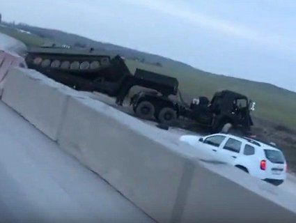 У Криму перевернулася вантажівка з танком (фото)