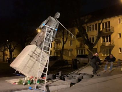 У Польщі повалили пам’ятник священику-педофілу (фото)