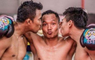 Під час поєдинку тайський боксер поцілував «по-дорослому»  суперника (відео)