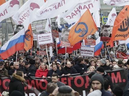 «Україно, ми з тобою»: скандують під час масових маршів пам’яті Нємцова (відео)