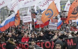 «Україно, ми з тобою»: скандують під час масових маршів пам’яті Нємцова (відео)