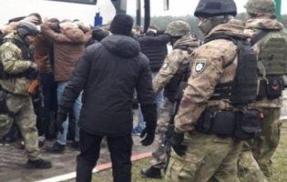Два автобуси озброєних людей затримали під Одесою