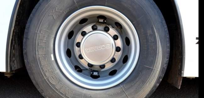 Автобус їхав із колодою замість колеса (відео)