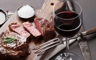 Вино і м'ясо – особливий рецепт довголіття від 100-річного британця