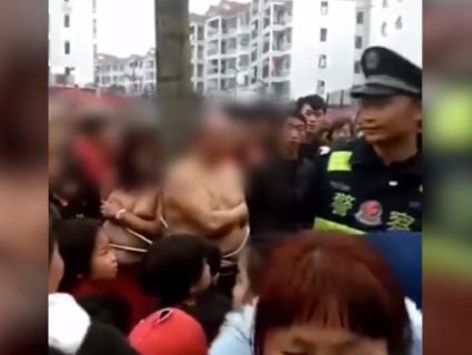У Китаї зрадливця і його коханку прив’язали голими до дерева (відео)