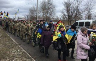 На Донбасі з почестями поховали воїна АТО, загиблого при обстрілі (фото, відео)