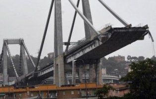 В прямому ефірі обвалився 100-літній міст (відео)