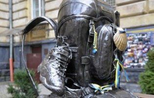 Єдиний у світі пам'ятник рюкзаку стоїть у Львові (фото)