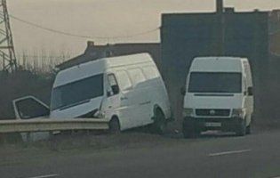 «Сонна» аварія: під Луцьком мікроавтобус протаранив відбійник (фото)