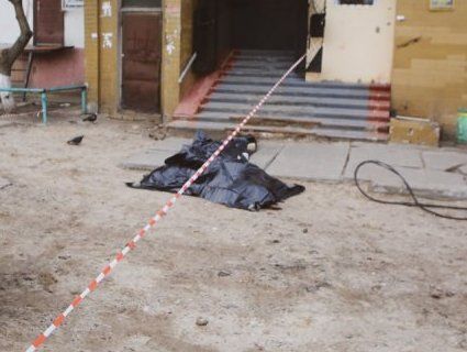 З вікна київської багатоповерхівки випав боєць Нацгвардії (фото)