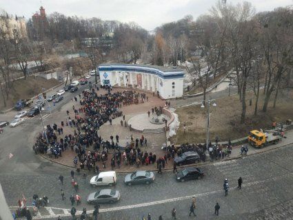 У центрі Києва сотні мітингарів вимагають імпічменту Порошенка