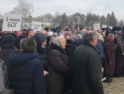 Прихильники Московського патріархату в Луцьку вийшли під ОДА (фото, відео)