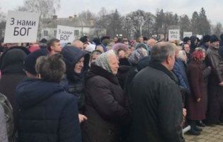 Прихильники Московського патріархату в Луцьку вийшли під ОДА (фото, відео)