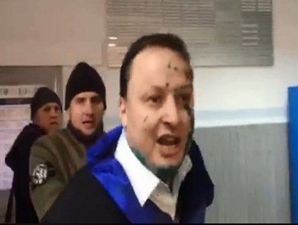 Активісти силоміць затягли депутата в поліцію (відео)