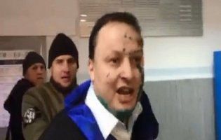 Активісти силоміць затягли депутата в поліцію (відео)