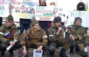 Під Радою проти української мови агітували «сепари» у камуфляжі РФ (відео)