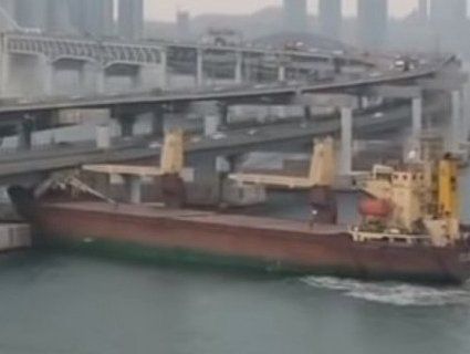 П'яний капітан вантажного  судна врізався в міст (відео)