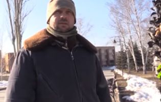 Бойовики на камеру влаштували «екскурсію Донецьком» полоненому бійцю ЗСУ
