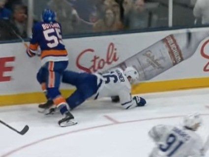На матчі НХЛ хокеїсту мало не перерізали горлянку ковзаном (відео)
