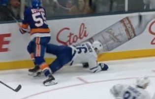 На матчі НХЛ хокеїсту мало не перерізали горлянку ковзаном (відео)