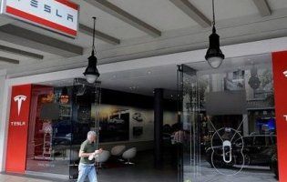 Магазини — геть: Tesla продаватиме авто лише через інтернет